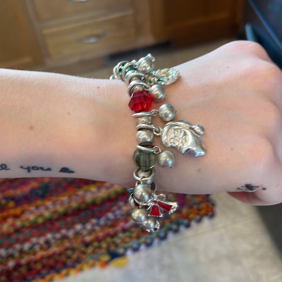 Assorted bracelets - Picture 2 of 6